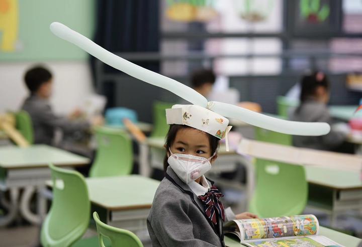 children in elementary school in Hangzhou